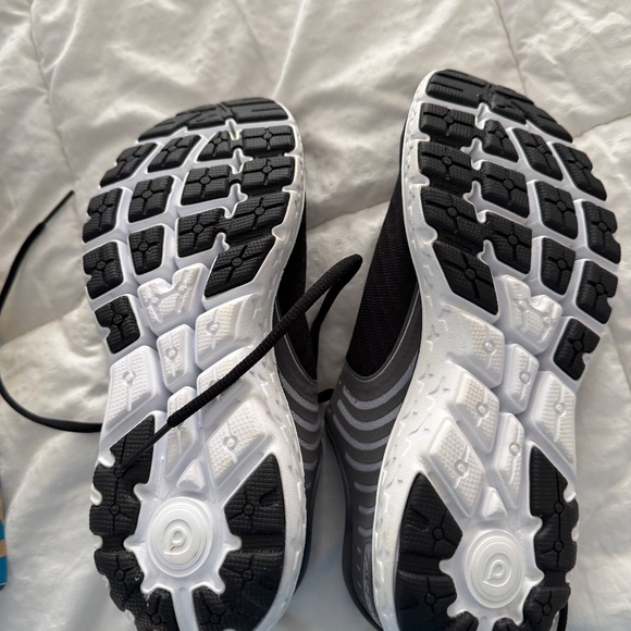 Brand New Brooks Pure Flow 6 sneakers - Picture 3 of 5